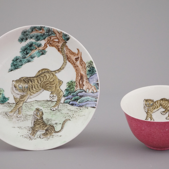 Tasse et sous tasse très fines à décor de tigre en porcelaine de Chine 'coquille d'oeuf', dos en rouge rubis, probablement Yongzhen, 18e