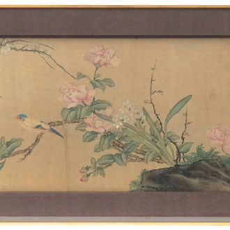 Grande peinture sur rouleau, encadrée, à décor d'oiseau et de fleurs, Chine, 18e