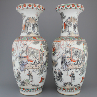 Paire de vases en porcelaine de Chine, avec lettrés, famille rose, 19e