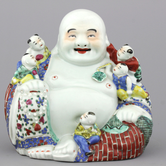 A Chinese porcelain polychrome buddha with boys, 19/20th C.