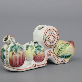 Penseelhouder in Chinees porselein in de vorm van sanduo vruchten, famille rose, 19e eeuw