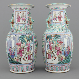 Paire de vases en porcelaine de Chine à décor d'un palais, famille rose, 19e