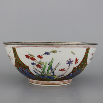 A Samson famille verte chinoiserie bowl with silver rim, 19th C.