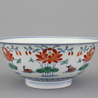 Coupe wucai en porcelaine de Chine, marquée Qianlong et probablement de cette période