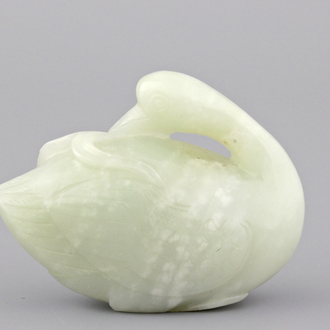 Sculpture d'un  canard en jade céladon, 19e-20e