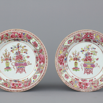Paire d'assiettes en porcelaine de Chine, famille rose, Qianlong, 18e