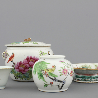 Groep van kommen en kopjes in Chinees porselein, famille, rose, 19e-20e eeuw