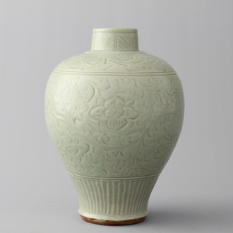 Vase céladon gravé en porcelaine de Chine, probablement Ming Longquan