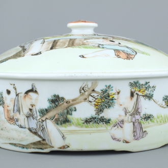 A Chinese porcelain Qianjiang style bowl and cover, 19/20th C.