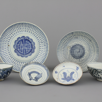 Lot d'objets en porcelaine de Chine, bleu et blanc, dynastie Ming