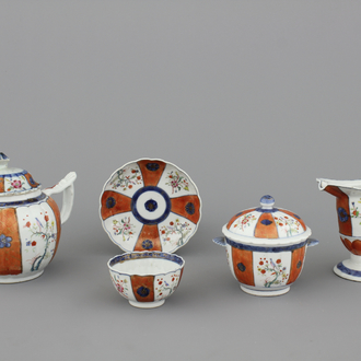 Lot d'objets d'un service à thé en porcelaine de Chine, 18e