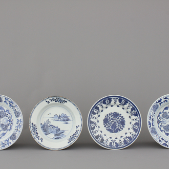 Paire et deux assiettes singulières en porcelaine de Chine, bleu et blanc, 18e