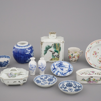 A collection of various Chinese porcelain objects, 19/20th C.