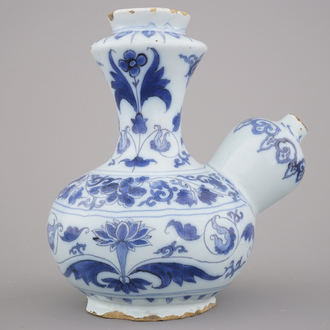 Kendi en faïence de Delft, bleu et blanc avec chinoiserie, fin 17e