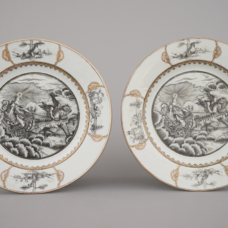 Paar borden in Chinees exportporselein, in grisaille en verguld, met Aurora in haar zegewagen, Qianlong, 18e eeuw