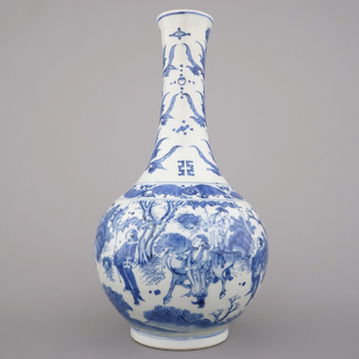 Vase de forme de bouteille en porcelaine de Chine, bleu et blanc, période de Transition, fin dynastie Ming, 17e