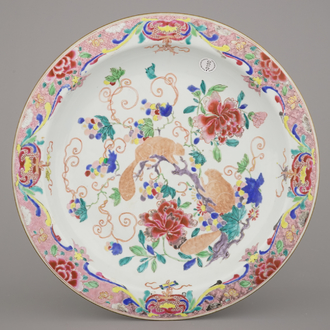 Plat impressionant en porcelaine de Chine à décor d'écureuils, famille rose, 18e