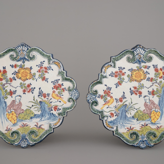 Une paire de plaques en faïence de Delft au chinoiserie, datées 1757