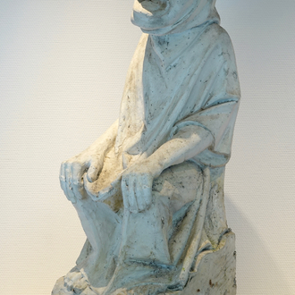 Een neogotisch plaasteren beeld van een zittende figuur, 19/20e eeuw, Brugge