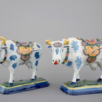Une paire de vaches en faïence de Delft polychrome, 18ème