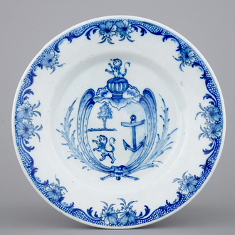 Une assiette armoriée en faïence de Delft bleu et blanc, 1796-1811
