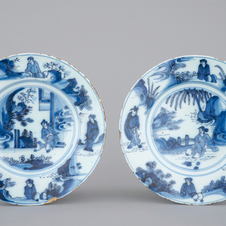 Une paire d'assiettes en faïence de Delft aux chinoiseries, 17ème