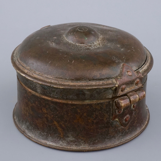 Een cylindrische deels vergulde bronzen dekseldoos, 16/17e eeuw