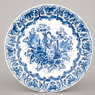 Un plat en faïence de Delft bleu et blanc décoré de Flora et la Corne d'Abondance