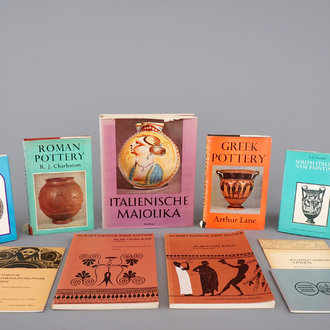 Een lot van 10 publicaties over Italiaans, Grieks en Perzisch aardewerk
