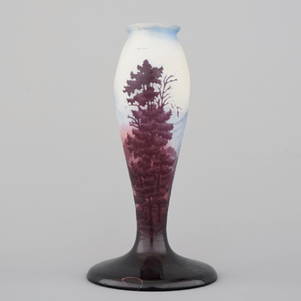 Een lampenvoet in glaspasta met een landschapsscène, Emile Gallé