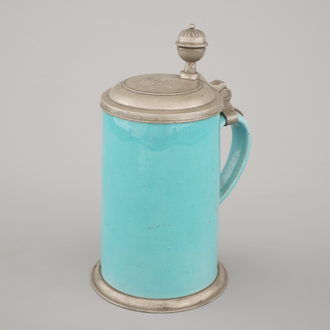Een monochroom turquoise bierpul met tinnen deksel, 18e, Bunzlau (?)
