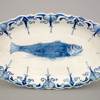 Un plat à hareng ovale en Delft bleu et blanc, 18ème siècle