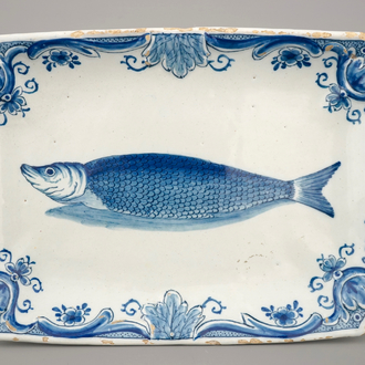 Un plat à hareng rectangulaire en Delft bleu et blanc, 18ème siècle