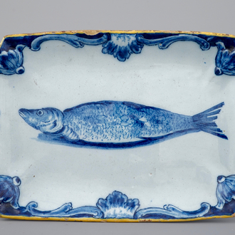 Un plat à hareng rectangulaire en Delft bleu et blanc, 18ème siècle