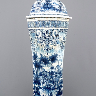 Un très grand vase et couvercle en faïence de Delft, début 19ème