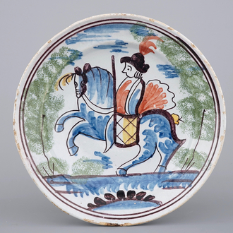 Une assiette en faïence de Delft polychrome au décor d'un chevalier, 18ème