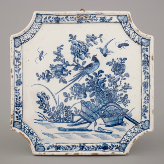 Een vierkante plaquette in blauw-wit Delfts aardewerk, ca. 1740