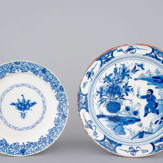Deux plats en faïence de Delft bleu et blanc, 18ème