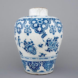 A French faience Nevers chinoiserie vase in Delft style, 17th C.