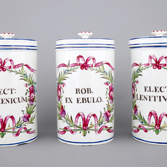 Een set van 3 apothekerspotten met deksel, "Faïence de l'Est", 18e eeuw
