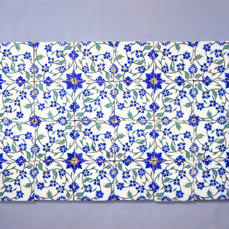 Een set van 32 Franse tegels in Perzische of Iznik stijl, fabriek Fourmaintraux, Dèsvres, 19e eeuw