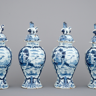 Un ensemble de 4 vases au décors de chasse en faïence de Delft bleu et blanc, 18ème