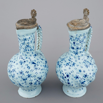 Een fraai paar Zuid-Duitse kruiken met getorste oren, 17/18e eeuw