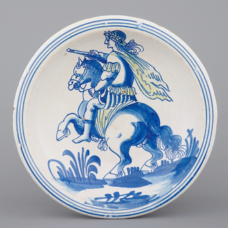Un plat en majolique hollandaise au décor d'un empéreur romain sur son cheval, 17ème siècle