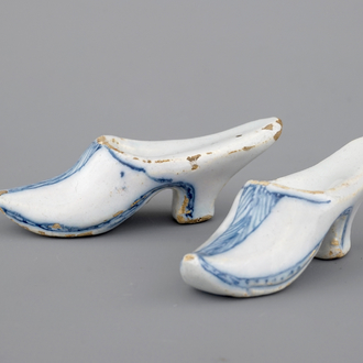 Une paire de mules en faïence de Delft bleu et blanc, 18ème