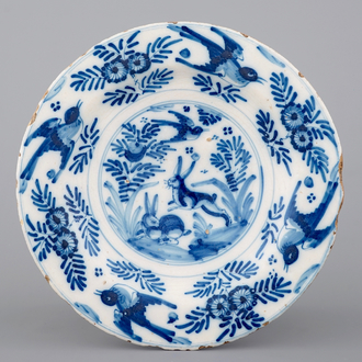 Un plat en faïence de Talavera bleu et blanc au décor de lièvres et oiseaux, 17ème siècle
