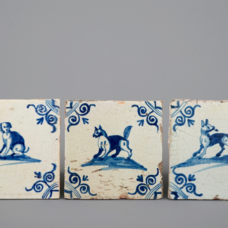3 carreaux en Delft bleu et blanc aux décors d'animaux, 17ème