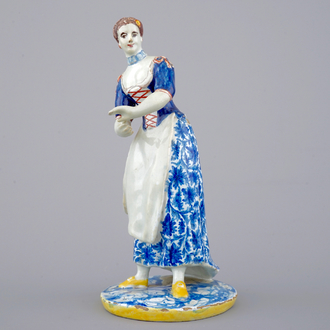 Un grand modèle d'une femme en faïence polychrome de Delft, ca. 1800