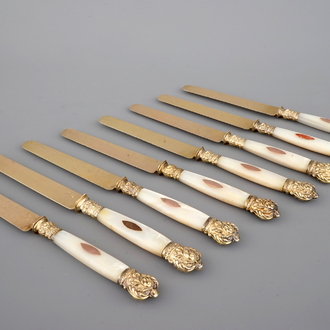 A set of 8 French Vieillard silver and mother of pearl knives, 19th C.
