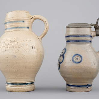 Twee Westerwald kruikjes in blauw  en krastechniek, een met tinnen deksel, 17/18e eeuw